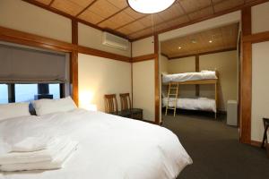 Katil dua tingkat atau katil-katil dua tingkat dalam bilik di Snowlines Lodge Hakuba