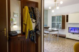 Habitación con cocina y comedor. en Appartamento Percoto, en Udine