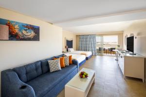 Beau Site Belle Vue Hotel tesisinde bir televizyon ve/veya eğlence merkezi