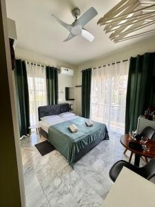 Ένα ή περισσότερα κρεβάτια σε δωμάτιο στο Smart Comfort Deluxe N1 private Balcony Bathroom Beach 250m Marina Port 800m