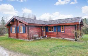 ein kleines Holzhaus mit einem Rasenhof in der Unterkunft Ferienhaus Donau 73 in Hayingen