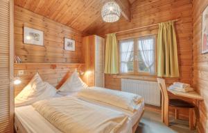 HayingenにあるFerienhaus Donau 56の部屋にベッドと机がある寝室