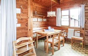 ein hölzernes Esszimmer mit einem Holztisch und Stühlen in der Unterkunft Ferienhaus Erms 87 in Hayingen