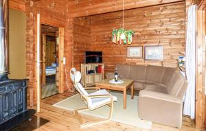 ein Wohnzimmer mit Sofa und Tisch in der Unterkunft Ferienhaus Erms 87 in Hayingen