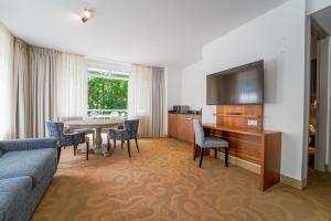 TV a/nebo společenská místnost v ubytování Grand Hotel Ter Duin