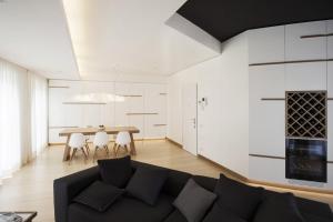 una sala de estar con un sofá y una mesa en Canticle Lucca Luxury Apartment, en Lucca
