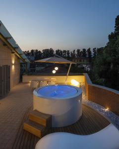 un jacuzzi en la terraza de una casa en Canticle Lucca Luxury Apartment, en Lucca