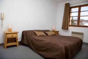 Un pat sau paturi într-o cameră la Adonis Le Chastellan