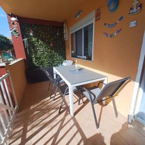 a white table and chairs on a patio at Bella in Parque Holandes +39 photos