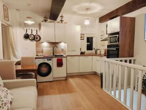 a kitchen with a washing machine in a room at Château Compiegne Duplex et parking in Compiègne