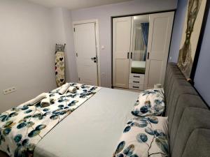 En eller flere senge i et værelse på Апартамент BLUE CREAM