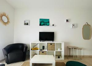 Et tv og/eller underholdning på Appartement Cyrano l Rdc l 2 Chambres l Piscine dans résidence privée