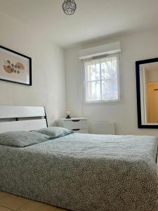 En eller flere senge i et værelse på Appartement Cyrano l Rdc l 2 Chambres l Piscine dans résidence privée + 10 billeder