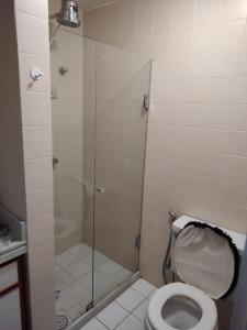 Et badeværelse på Apartamento em Itaipava + 6 billeder