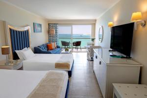 Beau Site Belle Vue Hotel tesisinde bir odada yatak veya yataklar