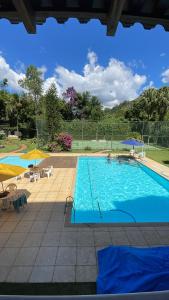 Swimmingpoolen hos eller tæt på Apartamento em Itaipava