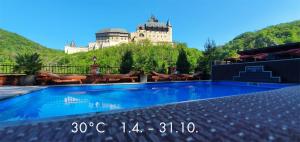 Piscina de la sau aproape de Hotel Karlštejn & SPA