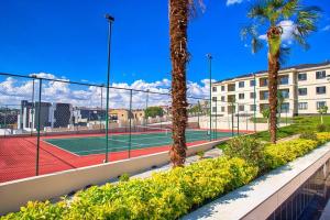 een tennisbaan met palmbomen en 2 tennisbanen bij Tropical Oasis-Luxury Apartment in Sandton