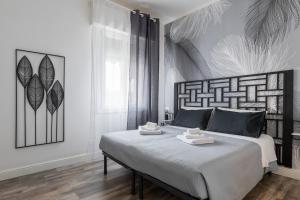 une chambre avec un grand lit avec deux serviettes dessus dans l'établissement B&B La Fenice, à Bologne