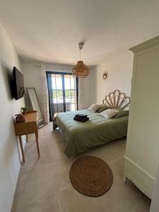 เตียงในห้องที่ Casa Nostra