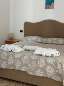 A bed or beds in a room at Villa Savoia Mondello