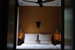 Postel nebo postele na pokoji v ubytování The Forest River Wood Cabin