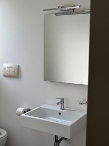 A bathroom at Villa Savoia Mondello Még 35 kép