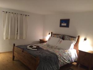 Una cama o camas en una habitación de Typical small house near Lisbon