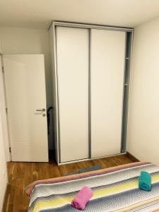 Giường trong phòng chung tại Apartmani Avangarda +3 ảnh