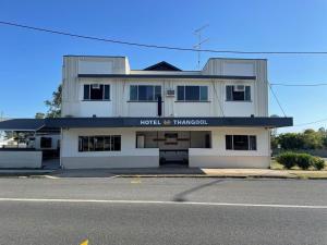 ThangoolHotel Thangool的位于大楼十三层的酒店