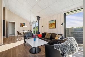 Fotografie z fotogalerie ubytování Bright And Stylish Holiday Home Near Gjerrild Strand v destinaci Brøndstrup
