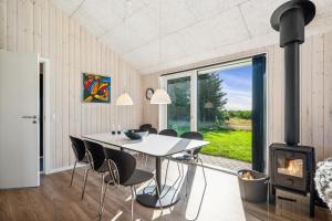 Fotografie z fotogalerie ubytování Bright And Stylish Holiday Home Near Gjerrild Strand v destinaci Brøndstrup
