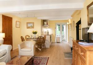 Woodcutter's Cottage - Peaceful Country Retreat! في Over Worton: غرفة معيشة مع مطبخ وغرفة طعام +8 صور