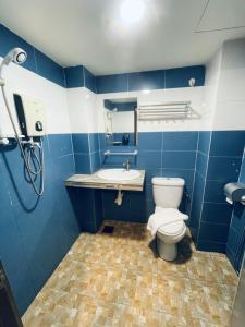 Ένα μπάνιο στο De Swift Hotel