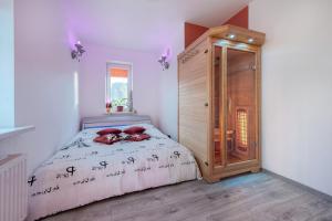 Un dormitorio con una cama y un armario de madera. en Villa SPA, en Vilna 29 fotos más