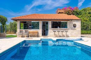 Bazén v ubytovaní Holiday Home Luce alebo v jeho blízkosti