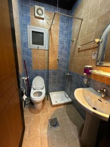 une salle de bains avec toilettes et lavabo dans l'établissement فندق اضواء منازل الكرام, à La Mecque 24 autres photos