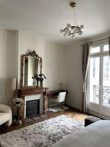 Postel nebo postele na pokoji v ubytování Paris Luxury Family Getaway