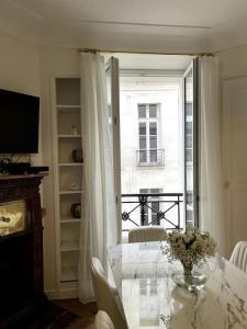 TV a/nebo společenská místnost v ubytování Paris Luxury Family Getaway + 134 fotografií