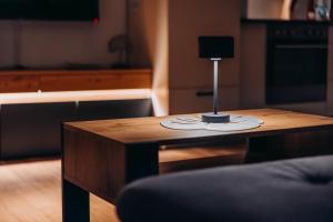 un tavolino da caffè con una lampada sopra di Kleeoase - Modernes Apartment - Infrarotsauna - Terrasse - Garten - kostenlosem Parkplatz a Weinbach