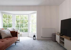 グレート・マルバーンにあるCosy 1BD in Malvern With Stunning Views!のソファとテレビのあるリビングルーム