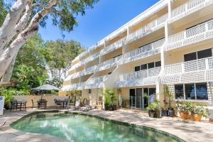 Bazén v ubytování On Palm Cove Beachfront Apartments nebo v jeho okolí