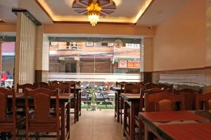 Un restaurant u otro lugar para comer en Hotel Resunga Arjun