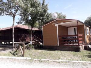 Το κτήριο όπου στεγάζεται  το κάμπινγκ