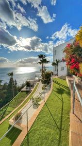 een balkon met uitzicht op de oceaan bij Castillo de ensueño in La Herradura