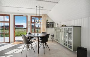 Η κουζίνα ή μικρή κουζίνα στο Gorgeous Home In Hvide Sande With Wifi
