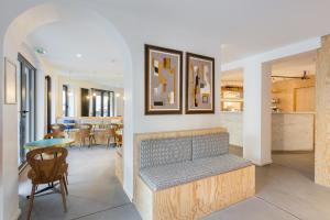 salon z ławą i stołem w obiekcie Hôtel Montholon w Paryżu