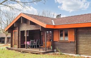 a house with a porch with a table and chairs at Ferienhaus Neckar 70 in Hayingen