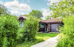 ein Haus mit einem Weg, der dorthin führt in der Unterkunft Ferienhaus Neckar 7 in Hayingen