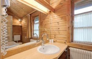 a bathroom with a sink and a bath tub at Ferienhaus Neckar 68 in Hayingen
